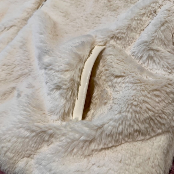 Forever 21 Faux Fur Zip-up Cropped Jacket - XS - White NWOT - Picture 7 of 16